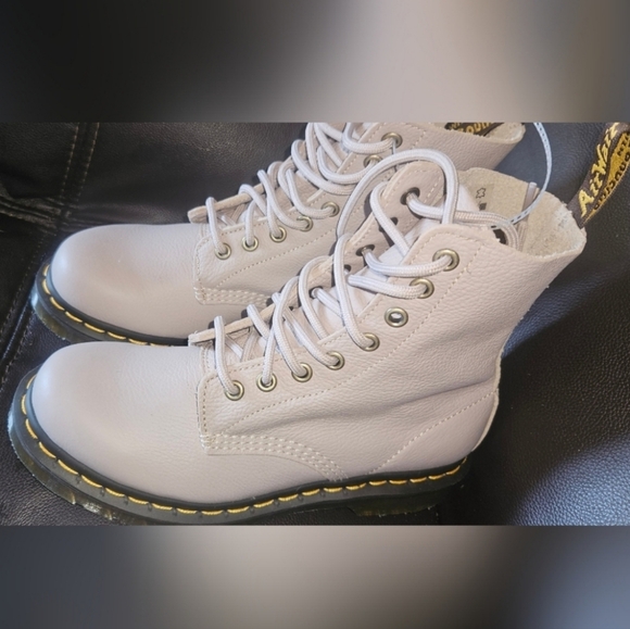 Dr. Martens 1460 Pascal Virginia Leather Lace Up Boots 'Vintage Taupe' size 6 - Picture 2 of 16